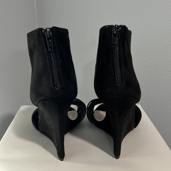 New N.Y.L.A. 'Wacoola' black strappy knotted wedges - Picture 6 of 9